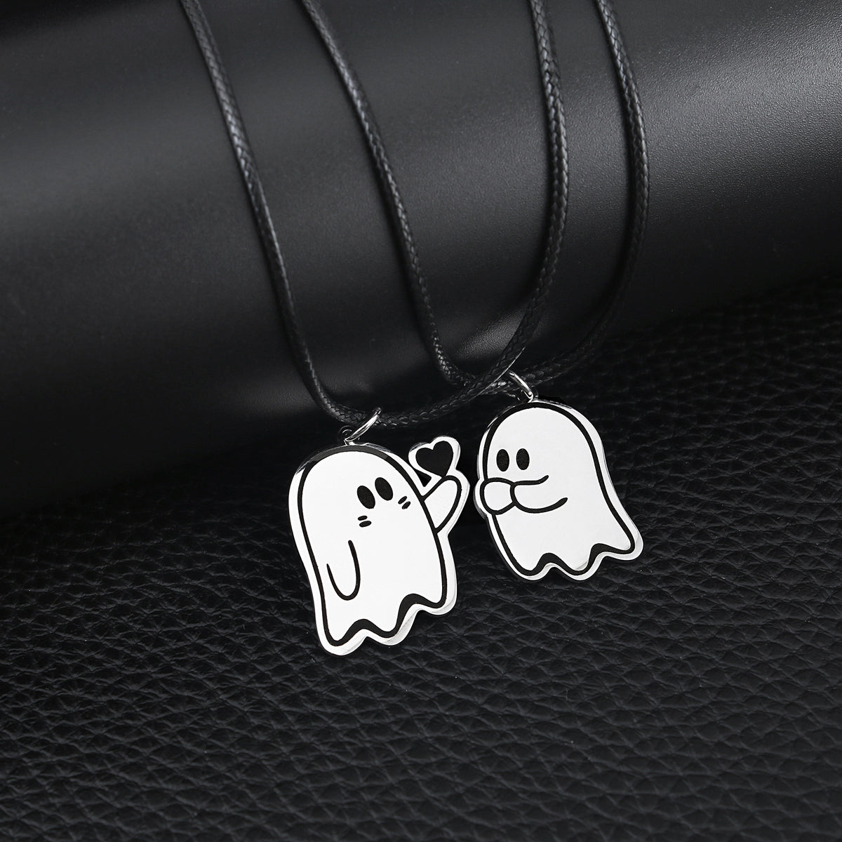Deux pendentifs fantôme sur cordon noir
